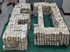 
      
      ED raids 7 places in Ahmedabad, Mumbai; seizes cash Rs 13.5 crore
      
      