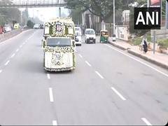 
      
       SM Krishna's mortal remains taken to his native district Mandya 
      
      