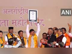 
      
      MP CM receives certificate of Guinness World Records of Gita path
      
      