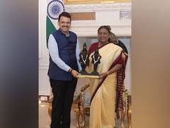 
      
      Fadnavis calls on President Murmu, Vice President Dhankhar
      
      