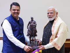 
      
      Maharashtra CM Fadnavis calls on PM Modi in Delhi
      
      