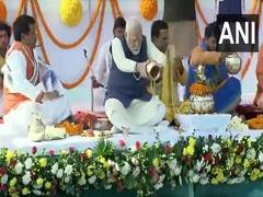 
      
      PM Modi offers prayers, performs rituals with reverence
      
      