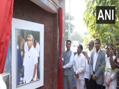 
      
      Goa CM Tributes Parrikar
      
      