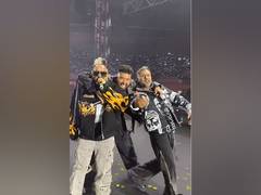 
      
      Dhillon surprises fans as Singh, Jazzy join him on stage
      
      
