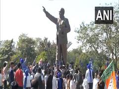 
      
      Maharashtra CM Fadnavis pays floral tribute to Babasaheb Ambedkar
      
      