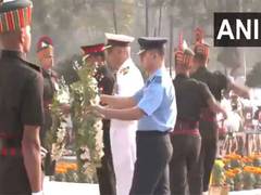 
      
      Vijay Diwas: Indian Armed Forces pays tribute to soldiers in Kolk
      
      