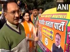 
      
      Delhi BJP President Sachdeva interacts with auto drivers 
      
      