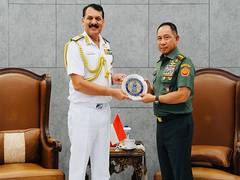 
      
      Indian Navy chief meets Indonesian Armed Forces Commander
      
      