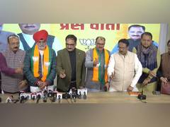 
      
      Delhi: AAP leaders Balbir Singh, Sukhbir Dalal join BJP
      
      