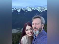 
      
      Tom Green announces engagement to Amanda 
      
      