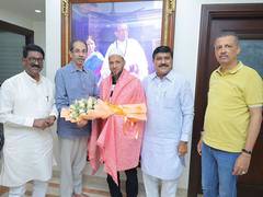 
      
      Shiv Sena (UBT) Chief Uddhav Thackeray felicitates Arif Bamane 
      
      