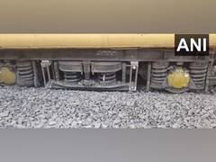 
      
      Dadar-Porbandar Saurashtra Express derails in Surat
      
      