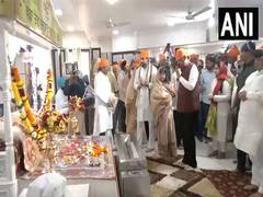 
      
      Maharashtra CM offers prayers at Gurudwara in Mumbai's Goregaon 
      
      