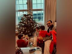 
    A sneak peek into Kareena-Saif's Christmas bash
    