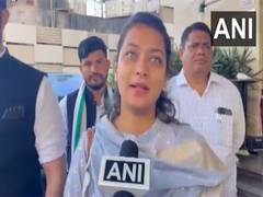 
      
      Congress MP Praniti Shinde condoles demise of former PM 
      
      
