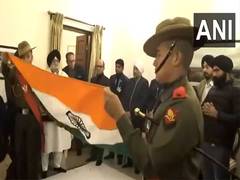 
      
      National flag draped over bier carrying Manmohan Singh's body
      
      