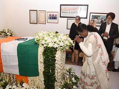 
      
      President Murmu pays last respects to late Manmohan Singh
      
      