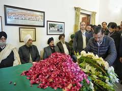 
      
      AAP chief Arvind Kejriwal pays last respect to Manmohan Singh
      
      
