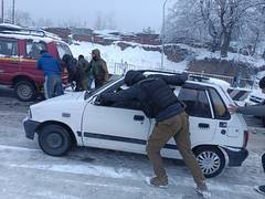 
      
      J-K: Anantnag Police deploy special teams to assist vehicles
      
      