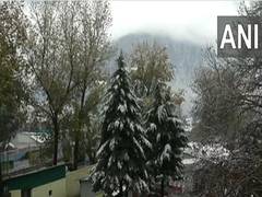 
      
      Srinagar, Doda receives heavy snowfall, tourists seen enjoying
      
      