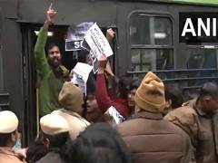 
      
      Delhi Police detain protesting SFI members
      
      