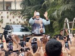 
      
      Amitabh Bachchan looks excited as he meets his fans outside Jalsa
      
      