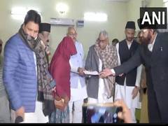 
      
      UP: SP delegation visits Sambhal, hands over cheque of Rs 5 lakh 
      
      