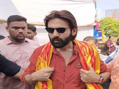 
      
      Kartik begins New Year with prayers at Siddhivinayak temple
      
      