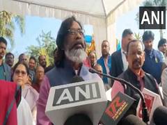 
      
      Hemant Soren pays tribute to Kharsawan massacre victim
      
      