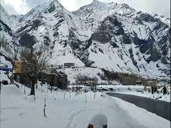 
      
      Himachal Pradesh: Heavy snowfall disrupts life in Lahaul-Spiti
      
      