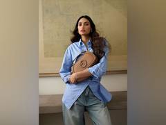 
      
      Athiya Shetty flaunts her baby bump
      
      