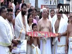 
      
      Kerala Governor Rajendra Arlekar offers prayers at temple
      
      