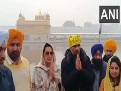 
    Suniel Shetty and wife Mana Shetty offer prayers at Golden Temple
    