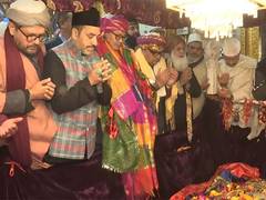 
      
      Union Minister Kiren Rijiju offers 'chadar' at Nizamuddin Dargah
      
      