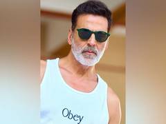 
      
      Akshay Kumar gives shout out to his niece Simar Bhatia 
      
      