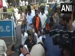 
      
      Scuffle breaks out between BJYM workers, Youth Congress member
      
      