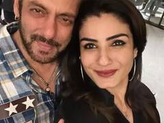 
      
      Raveena Tandon dances with Salman Khan on Pyar Dilon Ka Mela Hai
      
      
