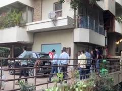 
    Mumbai Police Crime Branch officials arrive at Saif's residence
    