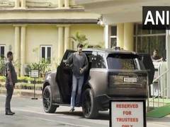 
      
      Siddharth Anand arrives to meet Saif Ali Khan
      
      