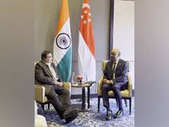
      
      Nitin Gadkari discusses green hydrogen with President Tharman
      
      