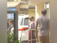 
      
      Soha Ali Khan reaches Lilavati Hospital 
      
      