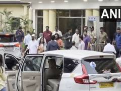 
      
      Riteish Deshmukh, Genelia visit Saif at Lilavati Hospital 
      
      