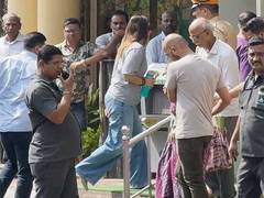 
      
      Kareena Kapoor visits Saif at Lilavati hospital
      
      