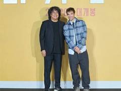 
      
      Robert Pattinson joins Bong Joon Ho in Seoul 
      
      