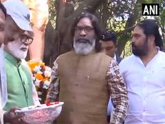 
      
      Jharkhand CM pays floral tribute to Netaji Subhas Chandra Bose
      
      