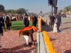 
      
      PM Modi picks up waste at Kartavya Path during Republic Day celeb
      
      