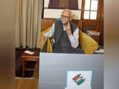 
      
      Delhi Assembly Polls: Former VP Hamid Ansari casts vote 
      
      