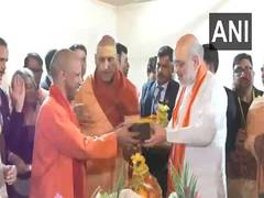 
      
      Home Minister Amit Shah visits Swami Avdheshanand Giri 
      
      