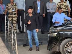 
      
      Aamir Khan spotted at Raipur airport 
      
      