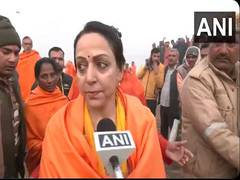 
      
      Hema Malini takes holy dip in Sangam on Mauni Amavasya
      
      